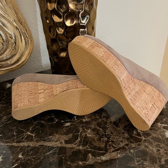 Stuart Weitzman Tan Suede Peep Toe Platform Sandals. Size 7.5 - Picture 4 of 6